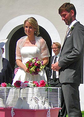 Brautpaar mit Tauben vor St. Leonhard