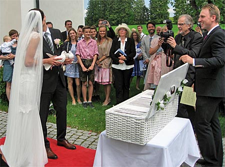Hochzeitstauben vor St. Leonhard