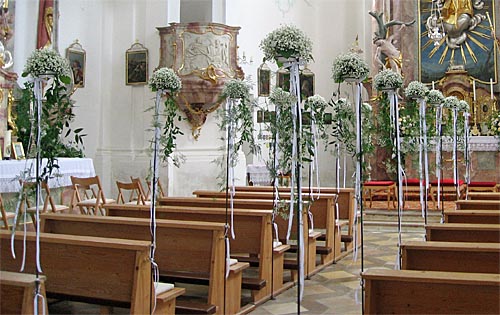Blumenschmuck einer Hochzeit in St. Leonhard