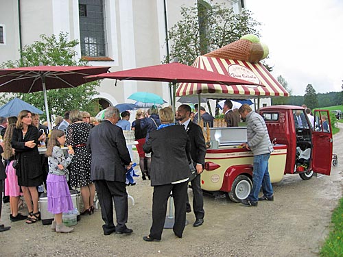 Mobile Eisdiele vor St. Leonhard