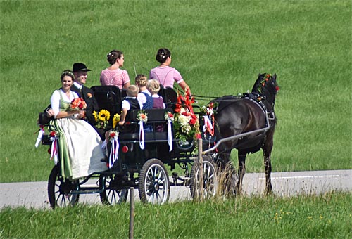 Hochzeitskutsche verlässt St. Leonhard