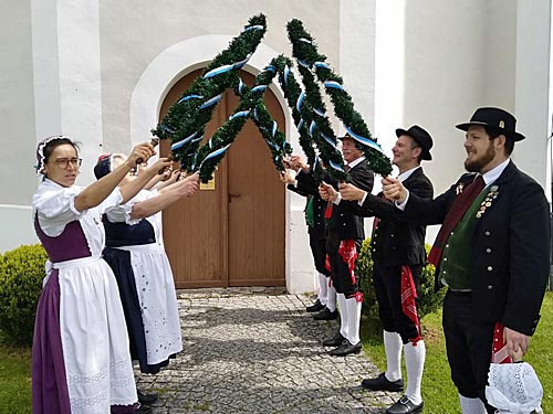 Riesengebirgs-Trachtengruppe München vor St. Leonhard