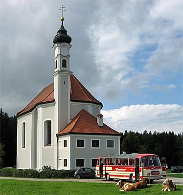 St. Leonhard mit Oldtimer-Bus
